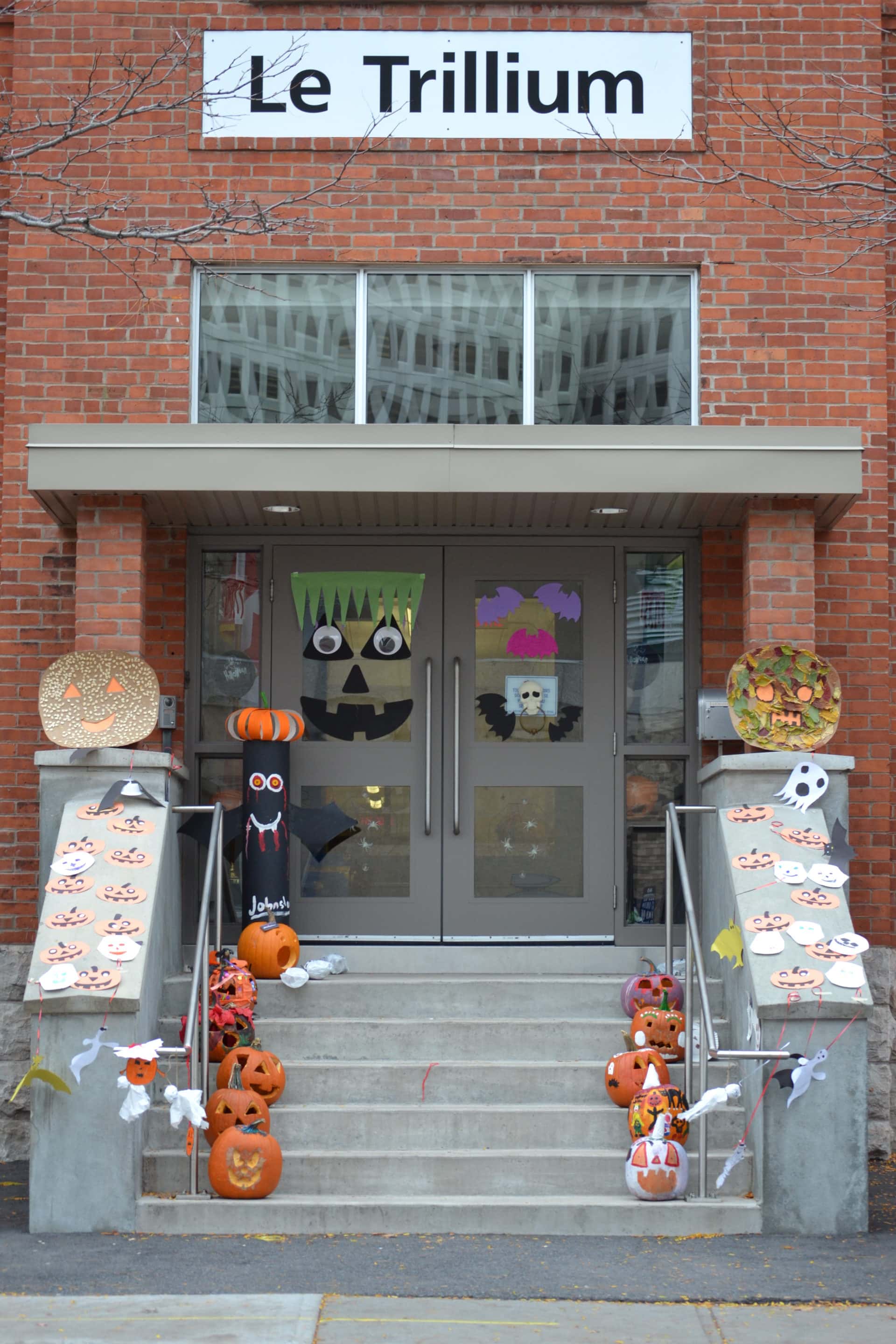 devanture de l'école élémentaire publique Mauril-Bélanger décorée à l'occasion de l'halloween