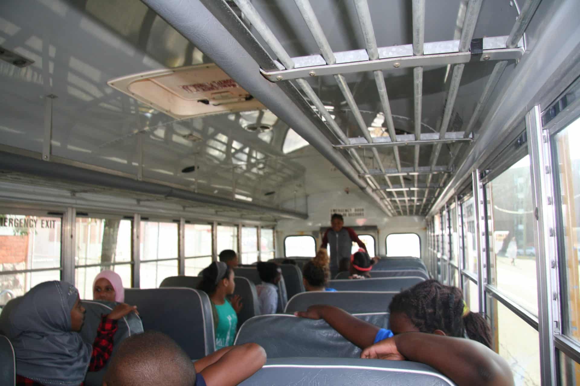 des élèves du cepeo à l'intérieur d'un autobus scolaire