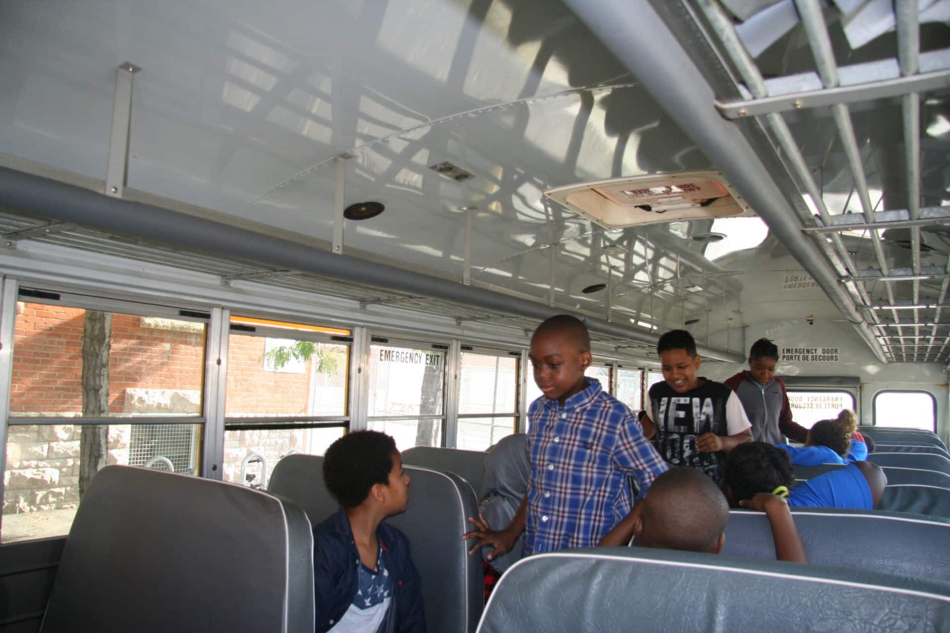 des élèves du cepeo à l'intérieur d'un autobus scolaire